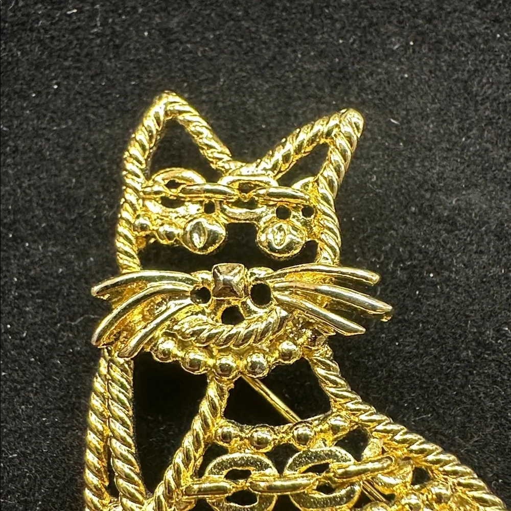 CAT Vintage AJC gold-tone brooch features an intricate filigree cat design #280